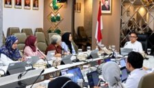 Kepala Badan Perencanaan dan Pengembangan Ketenagakerjaan (Barenbang) Kemnaker, Anwar Sanusi (kanan atas), saat memimpin jalannya diskusi dan koordinasi internal terkait penyusunan peta jalan (roadmap) tata kelola Pekerja Rumah Tangga (PRT). (FOTO : Dok. Biro Humas Kemnaker)