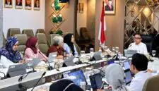 Kepala Badan Perencanaan dan Pengembangan Ketenagakerjaan (Barenbang) Kemnaker, Anwar Sanusi (kanan atas), saat memimpin jalannya diskusi dan koordinasi internal terkait penyusunan peta jalan (roadmap) tata kelola Pekerja Rumah Tangga (PRT). (FOTO : Dok. Biro Humas Kemnaker)
