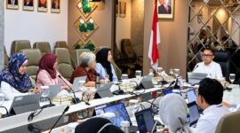 Kepala Badan Perencanaan dan Pengembangan Ketenagakerjaan (Barenbang) Kemnaker, Anwar Sanusi (kanan atas), saat memimpin jalannya diskusi dan koordinasi internal terkait penyusunan peta jalan (roadmap) tata kelola Pekerja Rumah Tangga (PRT). (FOTO : Dok. Biro Humas Kemnaker)