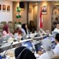 Kepala Badan Perencanaan dan Pengembangan Ketenagakerjaan (Barenbang) Kemnaker, Anwar Sanusi (kanan atas), saat memimpin jalannya diskusi dan koordinasi internal terkait penyusunan peta jalan (roadmap) tata kelola Pekerja Rumah Tangga (PRT). (FOTO : Dok. Biro Humas Kemnaker)