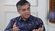 PENYELESAIAN ADUAN THR. Menteri Ketenagakerjaan (Menaker) Yassierli memberikan keterangan pers terkait tindak lanjut aduan THR 2026 di Jakarta, Rabu (25/3/2026). Menaker menginstruksikan para gubernur untuk segera menerjunkan pengawas ketenagakerjaan guna memastikan 1.461 laporan yang masuk segera mendapatkan kepastian penyelesaian dan hak pekerja terpenuhi. (FOTO : Dok. Biro Humas Kemenaker)