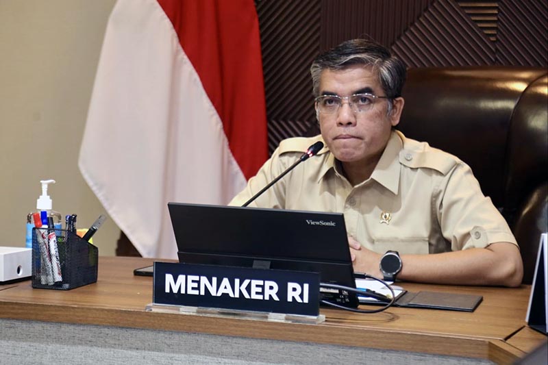 Menaker Yassierli aktif memantau penanganan aduan terkait Tunjangan Hari Raya (THR) dan Bonus Hari Raya (BHR) melalui posko yang dibentuk oleh Kementerian Ketenagakerjaan (Kemnaker). (FOTO : Dok. Istimewa/Menaker)