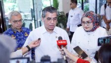 Menteri Ketenagakerjaan RI, Yassierli (tengah), didampingi Direktur Jenderal Pelatihan Vokasi dan Produktivitas, Darmawansyah (kiri), saat memberikan keterangan pers mengenai pemberian reward bagi perusahaan yang memfasilitasi sertifikasi kompetensi peserta MagangHub di Jakarta, Senin (06/04). Langkah ini diambil guna memastikan lulusan magang memiliki pengakuan resmi dari industri melalui sertifikasi BNSP. (FOTO : Dok. Biro Humas Kemenaker)
