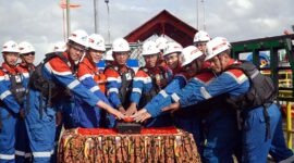 Manajemen dan pekerja PT Pertamina Patra Niaga saat menekan tombol seremoni penyaluran perdana Biosolar 50 (B50) di Kilang Kasim, Kabupaten Sorong, Papua Barat Daya, (FOTO : Dok. Pertamina)