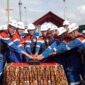 Manajemen dan pekerja PT Pertamina Patra Niaga saat menekan tombol seremoni penyaluran perdana Biosolar 50 (B50) di Kilang Kasim, Kabupaten Sorong, Papua Barat Daya, (FOTO : Dok. Pertamina)