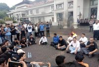 Hujan-hujanan, Ketua DPRD Jambi Hafiz Fattah Terima Aspirasi Masyarakat. FOTO : NET