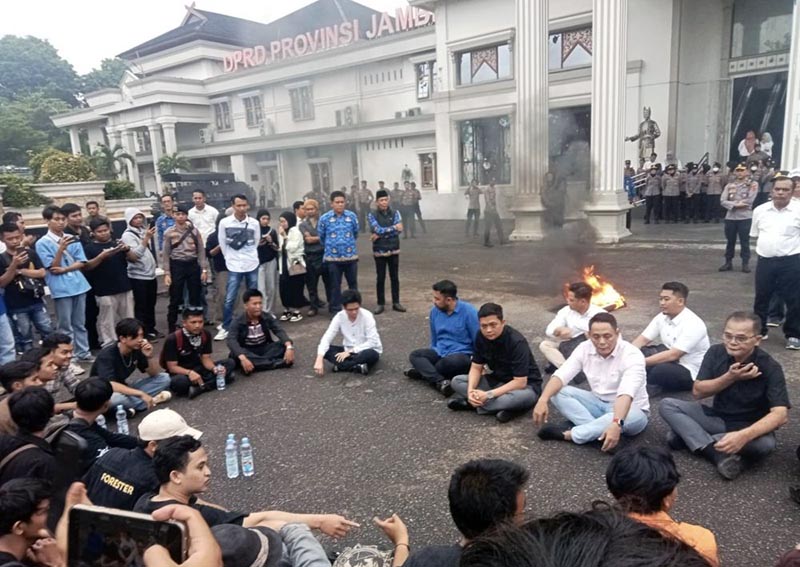 Hujan-hujanan, Ketua DPRD Jambi Hafiz Fattah Terima Aspirasi Masyarakat. FOTO : NET