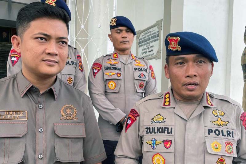 Ketua DPRD Provinsi Jambi M Hafiz Saat Berkunjung ke Dansat Brimob Polda Jambi. FOTO : BIN