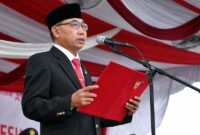 Ketua DPRD Kabupaten Tanjung Jabung Barat, Hamdani, S.E., membacakan Naskah Proklamasi Kemerdekaan Republik Indonesia dalam Upacara Peringatan HUT ke-81 RI di Alun-Alun Kuala Tungkal, Senin (17/08/2026). (FOTO : Dok. Humas)