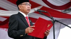 Ketua DPRD Kabupaten Tanjung Jabung Barat, Hamdani, S.E., membacakan Naskah Proklamasi Kemerdekaan Republik Indonesia dalam Upacara Peringatan HUT ke-81 RI di Alun-Alun Kuala Tungkal, Senin (17/08/2026). (FOTO : Dok. Humas)