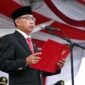 Ketua DPRD Kabupaten Tanjung Jabung Barat, Hamdani, S.E., membacakan Naskah Proklamasi Kemerdekaan Republik Indonesia dalam Upacara Peringatan HUT ke-81 RI di Alun-Alun Kuala Tungkal, Senin (17/08/2026). (FOTO : Dok. Humas)