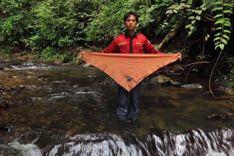 Miftahul Amin anggota Mapala Pamsaka STAI An-Nadwah Kuala Tungkal saat berada di Sungai Amparing, Desa Muara Danau, Renah Mendaluh. FOTO : FAJI Tanjab Barat