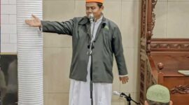 Ketua IKADI Mimika H. Abdul Karim, S.Ag Saat Sambutan Acara Safari Ramadan dengan Warga LDII di Masjid Ainil Yaqin Naungan, Jum,at (31/3/23) malam. FOTO : Ist