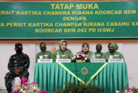 FOTO : Ketua Persit KCK Koorcab Rem 042 PD lI/Sriwijaya, Ibu Dewi M. Zulkifli saat Dalam Acata Tatap Muka dengan Anggota Persit Cabang XXVI Dim 0419 di Makodim 0419/Tanjab, Sabtu (22/08/20).