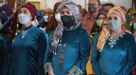 Ketua Persit KCK Koorcab Rem 042 Ny. Dewi Zulkifli (tengah) Saat Hadiri Peringatan Hari Ibu ke-93 Provinsi Jambi di Auditorium Rumah Dinas Gubernur Jambi, Selasa (28/12/21). FOTO : Penrem