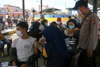 Warga saat di Vaksinasi di Titian Orang Kayo Mustiko Rajo Alam, Tanjab Barat, Provinsi Jambi, Minggu (7/11/21). FOTO : Bas