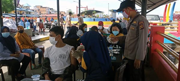 Warga saat di Vaksinasi di Titian Orang Kayo Mustiko Rajo Alam, Tanjab Barat, Provinsi Jambi, Minggu (7/11/21). FOTO : Bas