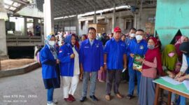 Didampingi Kader Demokrat lainnya Jamal Darmawan Sie, SE, MM memberikan THR Kepada Karyawan PT Budiman Sukse, Sabtu (23/4/22). FOTO : Ist
