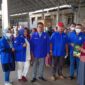 Didampingi Kader Demokrat lainnya Jamal Darmawan Sie, SE, MM memberikan THR Kepada Karyawan PT Budiman Sukse, Sabtu (23/4/22). FOTO : Ist