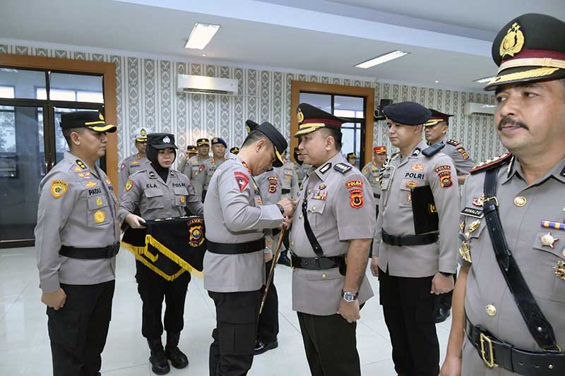 Kapolda Jambi Irjen Pol Drs Rusdi Hartono  Saat Pimpin Upacara Sertijab Karo Ops, Dir Intelkam, Kapolres Bungo, Kapolres Batanghari di Aula Lantai IV Mapolda Jambi, Senin (22/7/24). FOTO : Viryzha