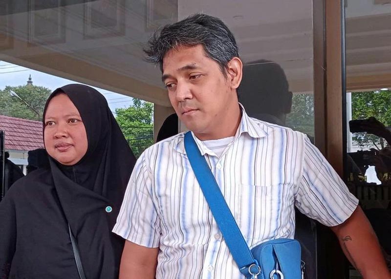 Hogi Minaya dan istrinya Arsita usai mengikuti mediasi di Kejaksaan Negeri Sleman, DIY, Senin (26/1/26). (FOTO : Istimewa/Lingkar.news)