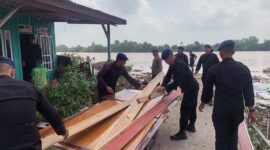 Dok. Saat Kompi 3 Satbrimob Polda Jambi Bantu Evakuasi Warga Terdampak Longsor di Senyerang. FOTO : Dhea
