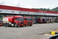 Deretan mobil tangki Pertamina bersiap melakukan pengisian di Filling Shed Integrated Terminal Teluk Kabung, Padang, Sumatera Barat. Pertamina mengoperasikan terminal selama 24 jam penuh serta mengerahkan 25 unit armada tambahan. (FOTO : Dok. Pertamina)