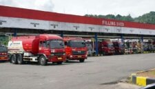 Deretan mobil tangki Pertamina bersiap melakukan pengisian di Filling Shed Integrated Terminal Teluk Kabung, Padang, Sumatera Barat. Pertamina mengoperasikan terminal selama 24 jam penuh serta mengerahkan 25 unit armada tambahan. (FOTO : Dok. Pertamina)