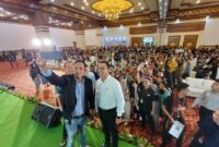 Calon presiden nomor urut 1, Anies Baswedan (kemeja putih) bersama Direktur Walhi Nasional Zenzi Suhadi dan para peserta dalam acara Konferensi Orang Muda di Balai Kartini, Jakarta Selatan, Sabtu (25/11/2023)(KOMPAS.com/SINGGIH WIRYONO)