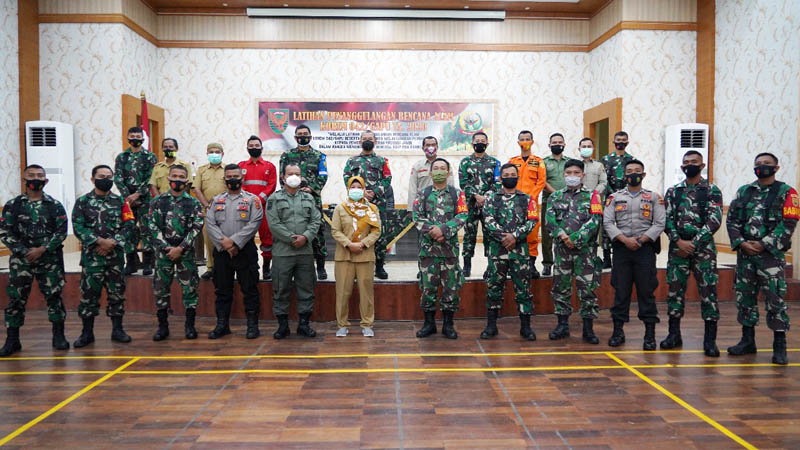 FOTO : Kasrem 042/Gapu Kolonel Kav Rayen Obersyl Membuka Pelatihan Penanggulangan Bencana di Balai Prajurit Korem 042/Gapu, Jambi, Senin (09/11/20).