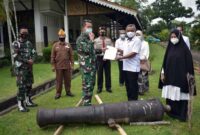 FOTO : Kasi Logistik Kasrem 042/Gapu Kolonel Arm Budi Santoso menyerahkan Satu Unit Meriam Peninggalan Kolonial Belanda kepada pihak Museum Perjuangan Rakyat Jambi, Rabu (14/10/20).