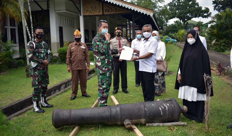 FOTO : Kasi Logistik Kasrem 042/Gapu Kolonel Arm Budi Santoso menyerahkan Satu Unit Meriam Peninggalan Kolonial Belanda kepada pihak Museum Perjuangan Rakyat Jambi, Rabu (14/10/20).