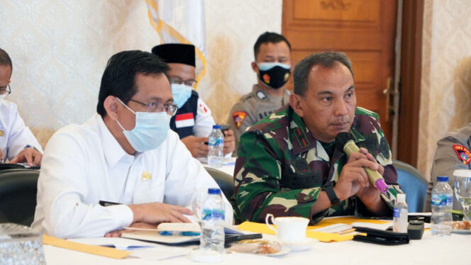 FOTO : Danrem 042/Gapu Brigjen TNI M. Zulkifli Saat Menyampaikan Papran pada Rapat Koordinasi Persiapan Pilkada Serentak tahun 2020 di Rumah Dinas Gubernur Jambi, Rabu (02/12/20).