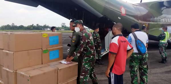 Korem 044/Gapo Saat Menerima Obat-Obatan Covid-19 dari Pusat Kesehatan TNI di Bandara Sultan Mahmud Badaruddin (SMB) II Palembang, Jum’at (03/9/21). FOTO : PENREM