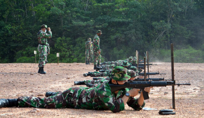 FOTO : Korem 042/Gapu Saat Gelar Latihan Menembak Senjata Ringan (Iatbakjatri) Triulan III Tahun 2020 di lapangan tembak Pal 17 Pondok Meja, Mestong, Kabupaten Muarojambi, Selasa (02/08/20).