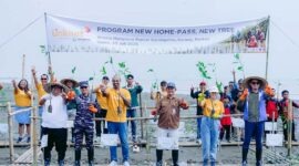 Kolaborasi nyata PT Link Net Tbk bersama warga, komunitas lokal, dan relawan dalam menyukseskan "Program New Home-Pass, New Tree" di Wisata Mangrove Pancer Karangantu, Serang, Banten (23/7/2026) . (Foto: Dok. Linknet)