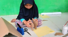 FOTO : Kreativitas Anak Mengolah Kardus