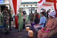 FOTO : Pangdam II/Sriwijaya Mayjen TNI Agus Suhardi bersama Ny. Shinta Agus Suhardi Saat Berada di Kompi Senapan A Yonif R 142/KJ di Kab. Sarolangun, Jumat (11/09/20).