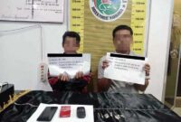 Dua Kurir Sabu AD & DV di Merangin Tak Berkutik Saat Ditangkap Polisi di Kedai Tuak. FOTO : Hms