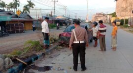 Mobil Sigra Terabas Pembatas Jalan 2 Jalur. [FOTO : Unit Laka Res tanjabbar]