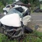 Mobil Daihatsu Ayla Wara Putih Mengalami Kerusakan Yang Cukup Parah pasca Bertabrakan dengan Truk Berwarna Hijau. FOTO : Istimewa
