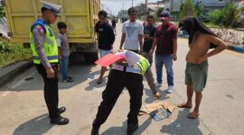 Anggot Unit Lakalantas Satlantas Polres Tanjab Barat melakukan Olah TKP pasca Kecelakaan Sepeda Motor Tabrak Truk Parkir, Rabu (11/10/23). FOTO : Istimewa