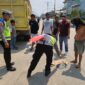 Anggot Unit Lakalantas Satlantas Polres Tanjab Barat melakukan Olah TKP pasca Kecelakaan Sepeda Motor Tabrak Truk Parkir, Rabu (11/10/23). FOTO : Istimewa