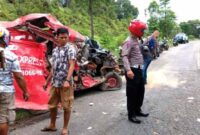 Kondisi Mobil Exspedisi J&T Setelah Terlibat Tabrakan dengan Tronton di Pendakian Bukit Jambu Desa Sungai Ulak. FOTO : HUmas