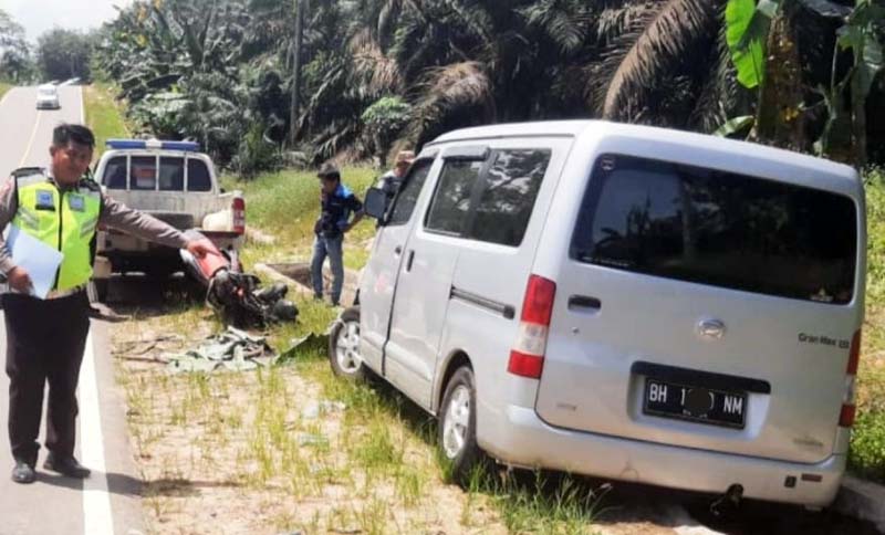 Polisi Melakukan Evakuasi Pasca Tabrakan Honda CRF dan Mobil Grandmax di Jalan Lintas Timur Jambi – Merlung KM 53 RT 09 Desa Suko Awin Jaya Kec. Sekernan, Kab. Muaro Jambi, Sabtu (12/02/22). FOTO : Unit Laka PMJ.