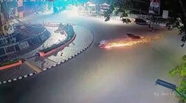 Terekam Kamera Detik-Detik Korban Terpental Sebelum Jatuh Menghandam Tembok Taman Tugu Keris Kota Jambi. FOTO : Tangkapan Layar CCTV