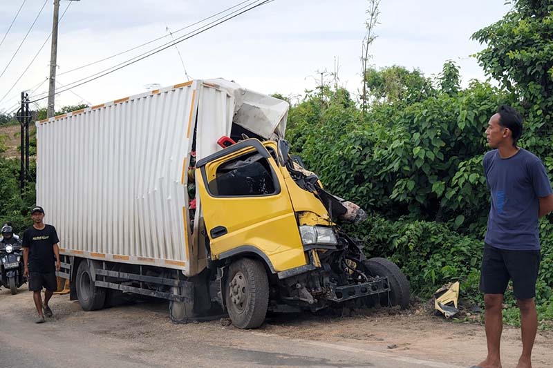 Kondisi truk boks pasca tabrakan hebat di jalur lintas Jambi-Kuala Tungkal, tepatnya di area dekat SPBU Sengeti, Minggu siang. Hancurnya bagian depan truk menunjukkan dahsyatnya benturan yang terjadi di tengah padatnya arus lalu lintas akhir pekan. Proses evakuasi kendaraan ini sempat memicu kemacetan panjang yang mengular dari kedua arah. (Foto: Istimewa / Lintas Tungkal)