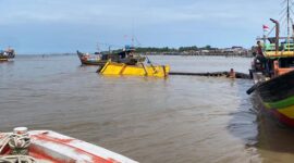 Pompong Diterjang Ombak Tinggi di Perairan Tengah Pangkal Duri, 1 Nelayan Tanjab Barat Dilaporkan Hilang. FOTO : HMS