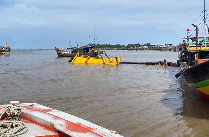 Pompong Diterjang Ombak Tinggi di Perairan Tengah Pangkal Duri, 1 Nelayan Tanjab Barat Dilaporkan Hilang. FOTO : HMS