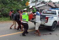 Sat Lantas Polres Muaro Jambi Melakukan Evakuasi Korban Lakalantas di TKP dan Mambawa Korban Ke Rumah Sakit RSUD Ahmad Ripin Muaro Jambi. FOTO : Nurdin/bidikindonesia.id.